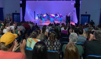 Grupo lituano emociona Virmond com show de danças folclóricas