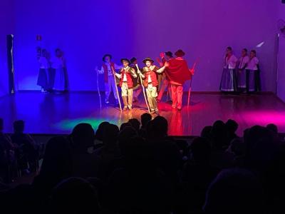 Grupo lituano emociona Virmond com show de danças folclóricas