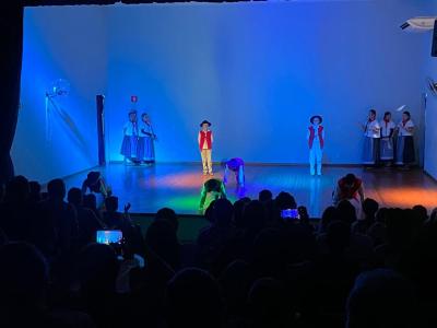 Grupo lituano emociona Virmond com show de danças folclóricas