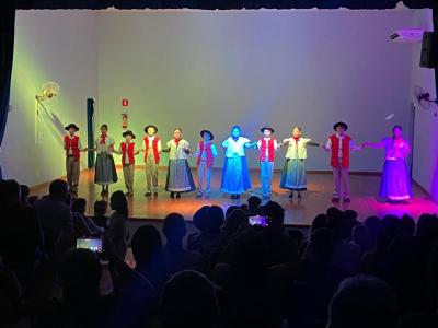 Grupo lituano emociona Virmond com show de danças folclóricas