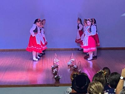 Grupo lituano emociona Virmond com show de danças folclóricas