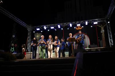 Missa e Cantata de Natal reuniu milhares de fiéis em frente a matriz