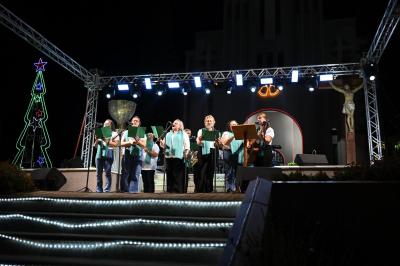 Missa e Cantata de Natal reuniu milhares de fiéis em frente a matriz