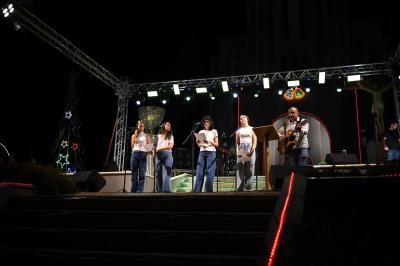 Missa e Cantata de Natal reuniu milhares de fiéis em frente a matriz