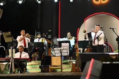 Missa e Cantata de Natal reuniu milhares de fiéis em frente a matriz