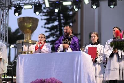Missa e Cantata de Natal reuniu milhares de fiéis em frente a matriz