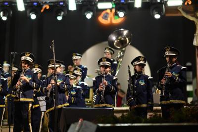 Missa e Cantata de Natal reuniu milhares de fiéis em frente a matriz