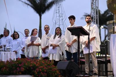 Missa e Cantata de Natal reuniu milhares de fiéis em frente a matriz