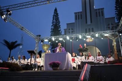 Missa e Cantata de Natal reuniu milhares de fiéis em frente a matriz