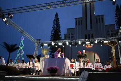 Missa e Cantata de Natal reuniu milhares de fiéis em frente a matriz