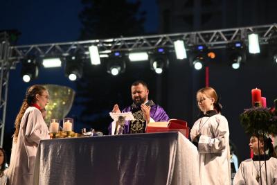 Missa e Cantata de Natal reuniu milhares de fiéis em frente a matriz