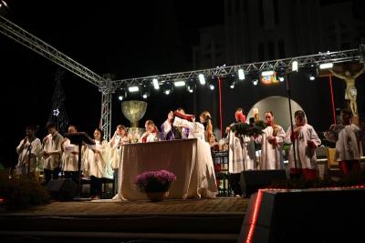 Missa e Cantata de Natal reuniu milhares de fiéis em frente a matriz