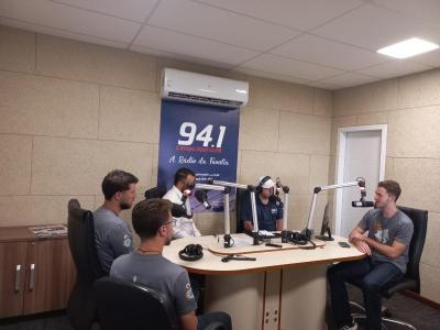 Jovens do MDJ visitaram a Campo Aberto FM nesta sexta (16