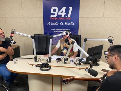 Cantor católico Fernando Vinhote visita a Rádio Campo Aberto
