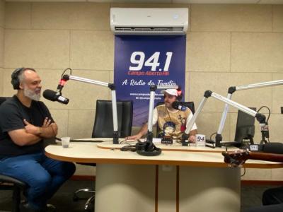Cantor católico Fernando Vinhote visita a Rádio Campo Aberto