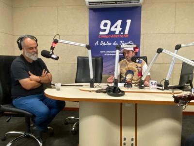 Cantor católico Fernando Vinhote visita a Rádio Campo Aberto