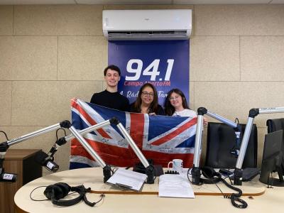 Alunos do Ganhando o Mundo compartilham experiências internacionais na Campo Aberto FM