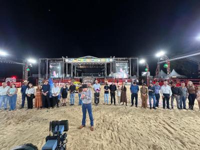 Abertura da Expoagro 2026 reúne milhares de pessoas na arena do rodeio
