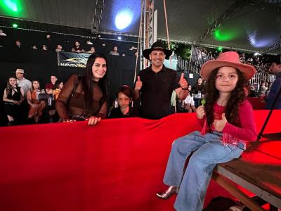 Abertura da Expoagro 2026 reúne milhares de pessoas na arena do rodeio