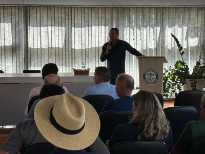 Produtores e lideranças debatem crise do leite em Laranjeiras do Sul