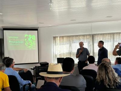 Produtores e lideranças debatem crise do leite em Laranjeiras do Sul