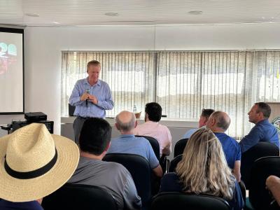 Produtores e lideranças debatem crise do leite em Laranjeiras do Sul