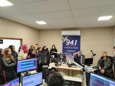 Alunos do Colégio Laranjeiras visitam a Campo Aberto FM em projeto de combate à desinformação