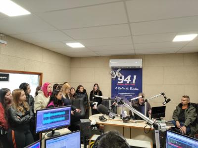 Alunos do Colégio Laranjeiras visitam a Campo Aberto FM em projeto de combate à desinformação