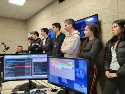Alunos do Colégio Laranjeiras visitam a Campo Aberto FM em projeto de combate à desinformação