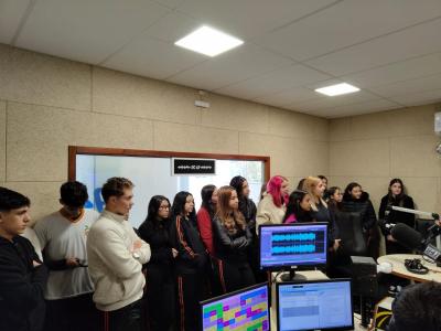 Alunos do Colégio Laranjeiras visitam a Campo Aberto FM em projeto de combate à desinformação