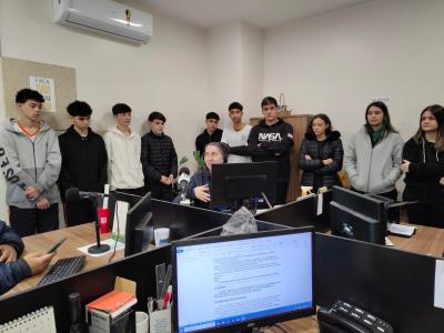 Alunos do Colégio Laranjeiras visitam a Campo Aberto FM em projeto de combate à desinformação