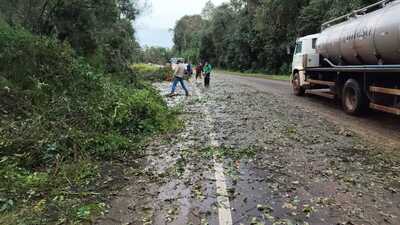 Chuva de granizo provoca bloqueios temporários na BR-158 em Rio Bonito do Iguaçu
