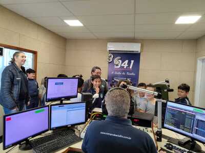 Alunos da Escola Teotônio Vilela visitam a Rádio Campo Aberto FM