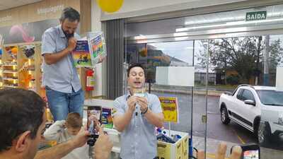 Leocir Potratz ganha moto elétrica em promoção da Farmácia do Tchuco