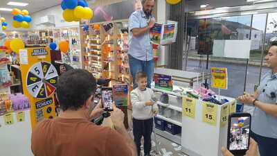Leocir Potratz ganha moto elétrica em promoção da Farmácia do Tchuco