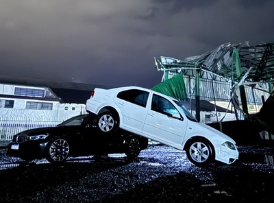 Frente fria causa chuva forte e ventos acima de 120 km/h no Paraná