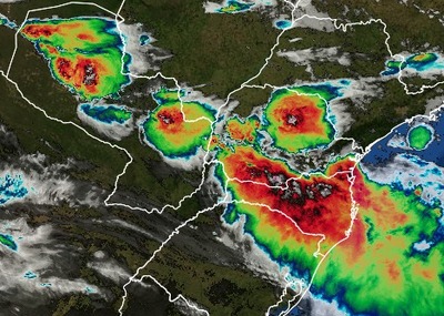 Frente fria causa chuva forte e ventos acima de 120 km/h no Paraná