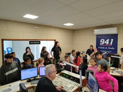 Alunos da oficina de Música do CRAS visitam a Campo FM