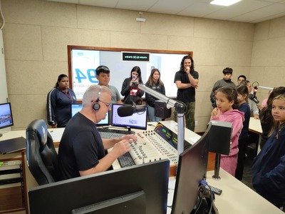Alunos da oficina de Música do CRAS visitam a Campo FM