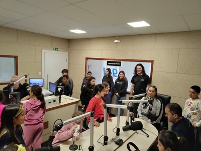 Alunos da oficina de Música do CRAS visitam a Campo FM
