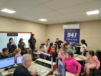 Alunos da oficina de Música do CRAS visitam a Campo FM