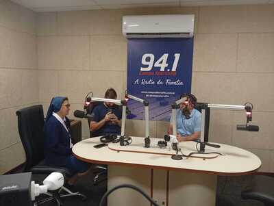 Equipe do CEMMIC visita Campo FM e reforça campanha de arrecadação para bazar