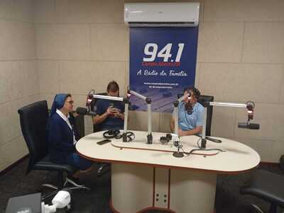 Equipe do CEMMIC visita Campo FM e reforça campanha de arrecadação para bazar