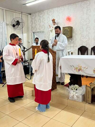 Festa de Santa Terezinha reúne dezenas de fiéis no Bairro Palmeiras