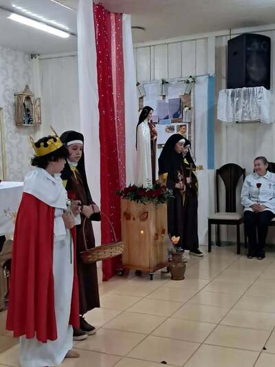 Festa de Santa Terezinha reúne dezenas de fiéis no Bairro Palmeiras