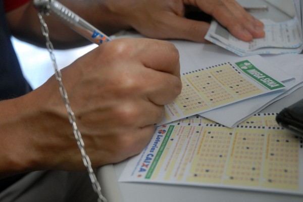 Mega-Sena acumula mais uma vez vai a R$ 38 milhÃµes; dois paranaenses acertam a quina