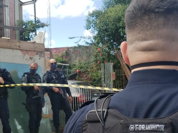 Suspeito de manter mulher e quatro filhos em cÃ¡rcere privado morre em confronto