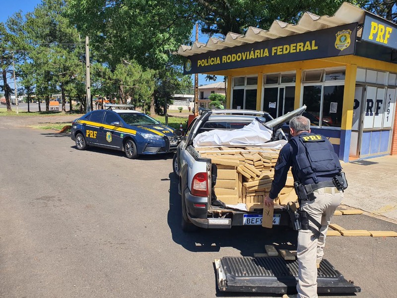 PRF apreende mais de meia tonelada de maconha e uma pistola em Laranjeiras do Sul