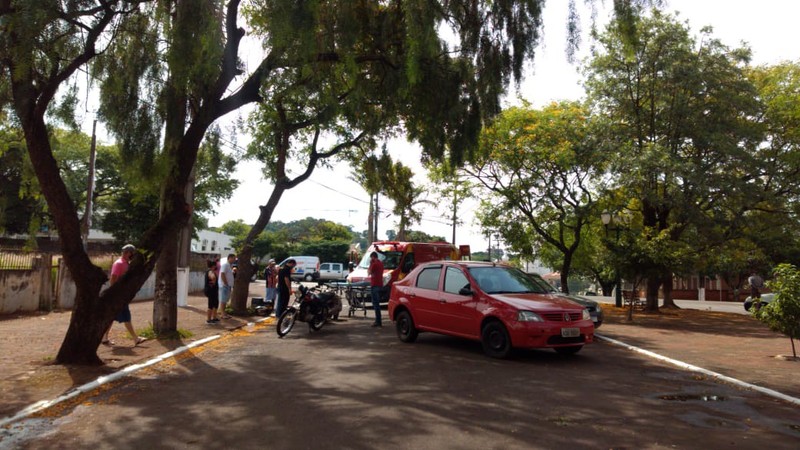 Acidente no centro resulta em motoqueiro ferido