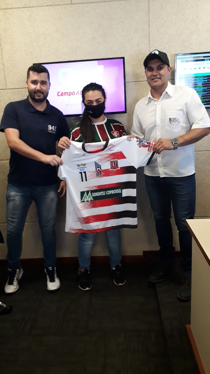 Poliana Safraider recebe a camisa do OperÃ¡rio Laranjeiras 